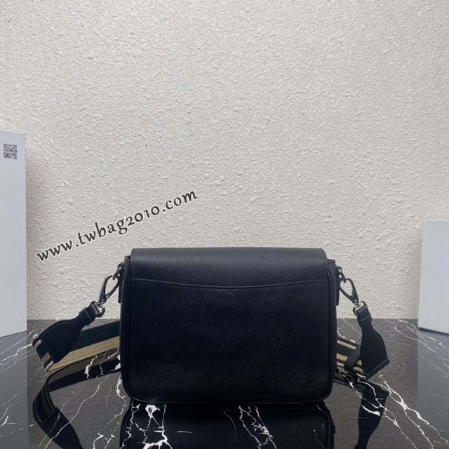 Prada專櫃新款刺繡織帶男斜跨包 2VD046 普拉達Saffiano皮革時尚翻蓋男士單肩包 csp1308